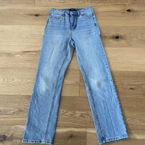 slim Straight jeans - Super fina jeans! 9/10 skick! Säljer då dom helt enkelt inte kommit till använding! Hör av ser vid frågor!