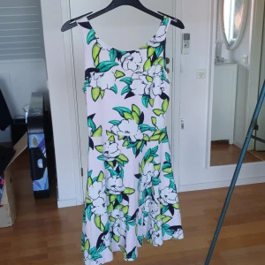 Sommarklänning  - Fin sommarklänning i S, men passar även för personer som har XS eller M p.g.a. dess stretchiga materialet <3