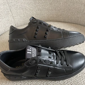 Valentino Sneakers  - Ett par snygga svarta Valentino rockstud sneakers oanvända i storlek 37👟❤️‍🔥