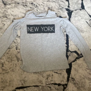 Grå tröja - Öppen vid axlar, passar även S/XS. Skitsnygg passform.