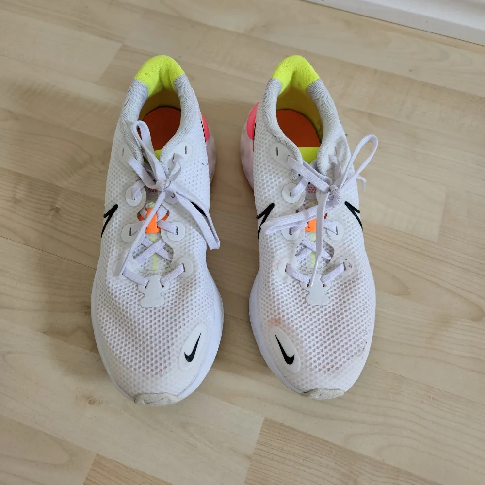 Snygga jympaskor från Nike. Vita med detaljer i neon. Skorna är knappt använda och i mycket bra skick! Storlek 39. Skor.