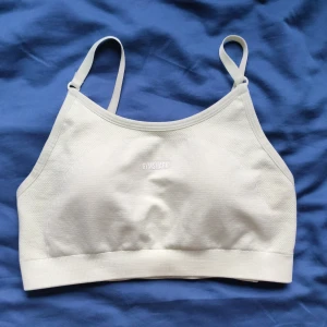 Gymshark Sport Bh - Jag säljer nu min gula gymshark sport bh. Nästintill oanvänd, så gott som ny. Försökte få färgen så rättvis som möjligt på sista bilden. Bara att höra av dig vid funderingar 🥰