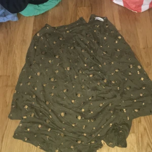 Tunn tröja - Knappar där bak blommig