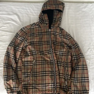 Burberry regnjacka - Burberry regnjacka som jag har köpt i andrahand. Det jag fick veta av förra ägaren var att denna regnjacka köptes i London för 7000 och nu säljer jag den för 2500. 2 i 1 jacka. Normal i storlek. Är också intresserad av att byta.