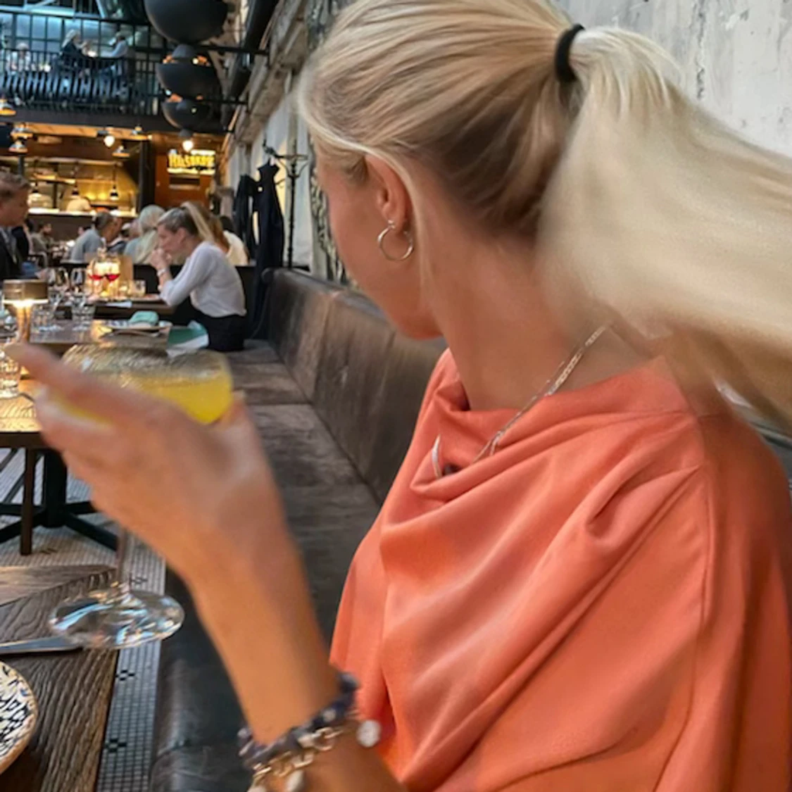 Persikofärgad satinblus