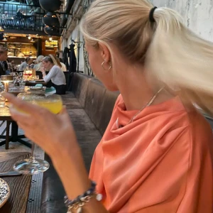 Persikofärgad satinblus - Satinblus i en orange/peach färg. Från märket Stockholm LM. Använda några få gånger, därav i väldigt bra skick. Storlek: M/L men passar mig som brukar ha xs/s (sitter lite oversized, väldigt snyggt!). 