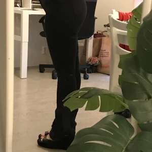 Skinny jeans med Flare  - Svarta, stretchiga skinny jeans med Flare. Gina tricot petite. Storlek s.  Är över skinny jeans så den ska säljas ✌️