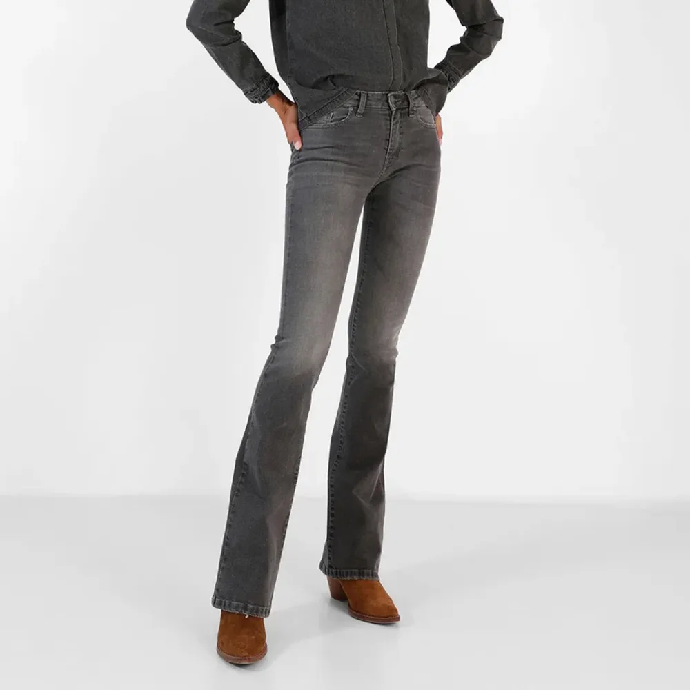 Så najs jeans från Scalpers!! Köpte för ca 900kr och säljer för 400kr🥰 Fint skick, storlek 36💘Najs färg nu i sommar!!🌸🌸. Jeans & Byxor.