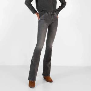 Så najs jeans från Scalpers!! Köpte för ca 900kr och säljer för 400kr🥰 Fint skick, storlek 36💘Najs färg nu i sommar!!🌸🌸