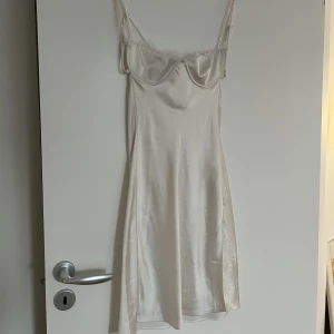 Klänning Nakd - Klänning med öppen rygg + slit. Har inte fått någon användning för den. Litet märke på insidan (Kan skicka bättre bild på det om det önskas). Ord pris 499