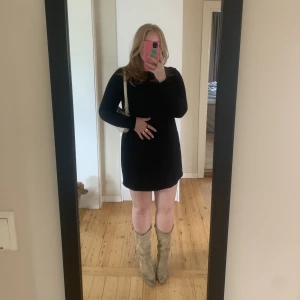 Festklänning  - En lite vidare trikåklänning som passar perfekt till fest! Endast använd ett fåtal gånger 💘💘