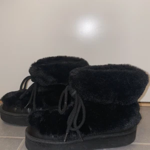 Boots  - Svarta fluffig boots till vinter  Varma och sköna 