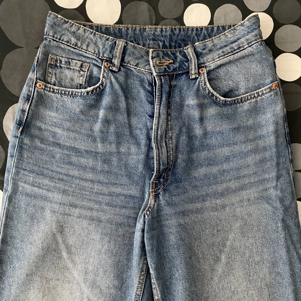Ett par wide washed-out jeans från H&M. Säljer då de inte passar längre. Byxorna är också midwaist. . Jeans & Byxor.