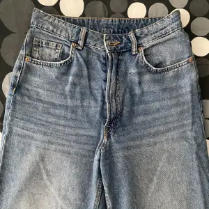 Ett par wide washed-out jeans från H&M. Säljer då de inte passar längre. Byxorna är också midwaist. 