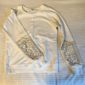 Tröja med detaljer  - Storlek M/L men mer som S. Knappt använd 