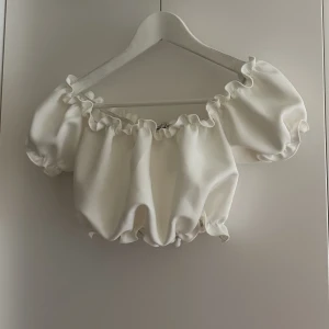 Off shoulder topp från Nelly  - Storlek 34