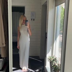 Långklänning  - Super härlig långklänning! Har slits på vardera sida så funkar perfekt med både boots och sneakers🥰endast använd en gång, så den är så gott som ny! Säljer endast då jag måste göra plats i garderoben :/