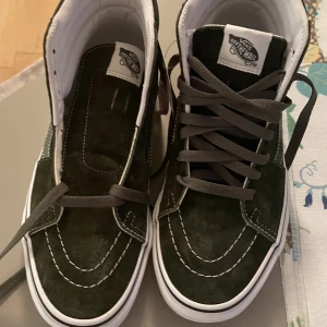 Mörkgröna Vans - Säljer mina mörkgröna höga vans, bilderna är från när det var nya men fortfarande i mycket bra skick! Skickar såklart nya bilder vid intresse😊stora i storlek!