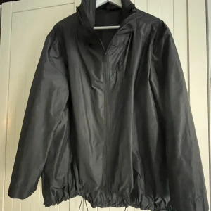 COS skall jacka  - COS skall jacka i nyskick. 