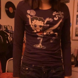 Betty boop lila tröja  - En lila tröja långarmad som har en bild på Betty boop