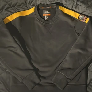 Gul/Svart Parajumpers tröja🔥 - Riktigt snygg Parajumpers tröja🔥 storlek 146-158 och är i bra kvalite. Köpt på NK