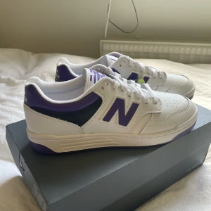 New Balance 480 - Säljer dessa ☀️HELT NYA☀️ skorna från New Balance då jag köpte fel storlek! Dom är i storlek 41,5 och nypriset är 1100kr! Pris går att diskutera för vill bli av med dem o kan inte returnera! För några som helst frågor skriv till mig!!💕💕