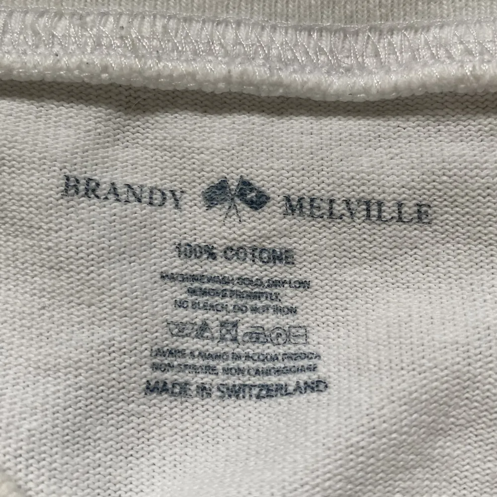 Tänkte sälja vidare denna sweatshirt från brandy Melville som jag köpte ifrån någon på plick. Och den säljs för att den passa inte mig.. Hoodies.