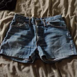 Fina Levis shorts som jag säljer för att de är lite för små i låren för mig men annars super snygga. Vanligt jeans material. 