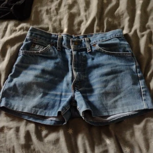 Levi's shorts - Fina Levis shorts som jag säljer för att de är lite för små i låren för mig men annars super snygga. Vanligt jeans material. 
