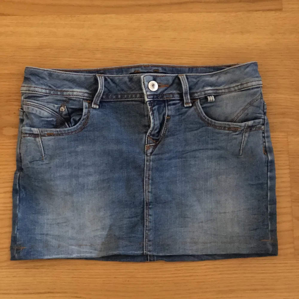 Supersnygg miniskirt i jeans. Står ej storlek men skulle gissat 34. Midjemått 74 cm. . Kjolar.