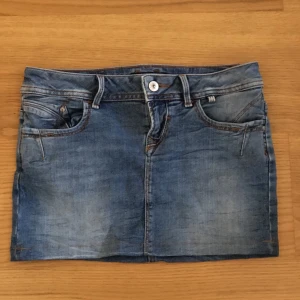Miniskirt jeans  - Supersnygg miniskirt i jeans. Står ej storlek men skulle gissat 34. Midjemått 74 cm. 