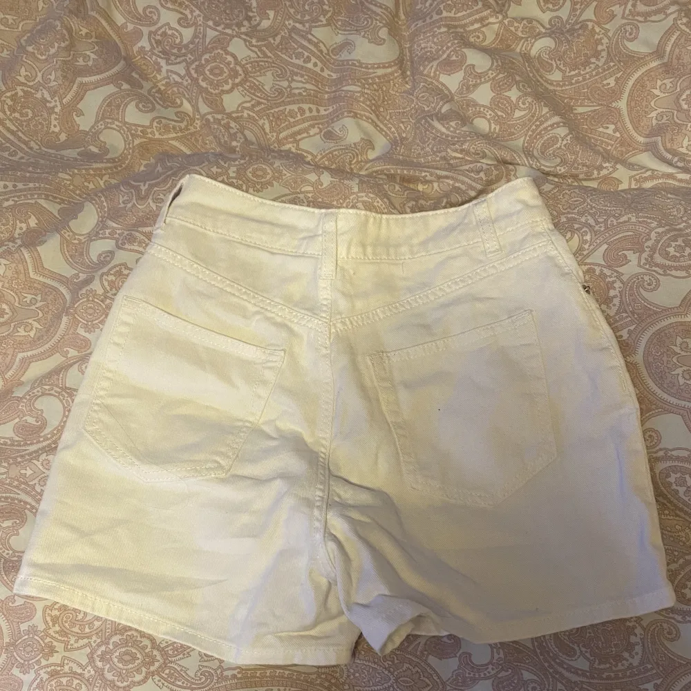 Säljer dessa Vita H&m divided shorts då jag aldrig användt dem(prislappen är kvar)❤️💕köparen står för frakten. Shorts.