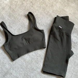 Khakigrönt träningset från aimn - Aimn träningsset i khakigrönt. Använt 1 gång bara