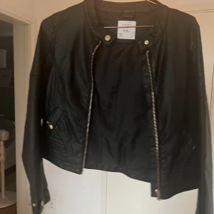Fuskskinnjacka  - Storlek 164, jacka från Lindex, aldrig använd. 