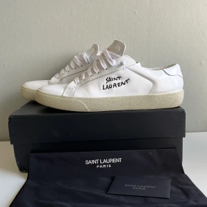 saint laurent skor - Tja, säljer ett par riktigt snygga saint laurent skor, säljer för att de blivit försmå, köpta på Plick och har tyvärr inget kvitto så därav priset, skicket är 9/10, kan sänka priset vid snabb affär, storlek 43 men kan även passa 44, box osv medföljer,
