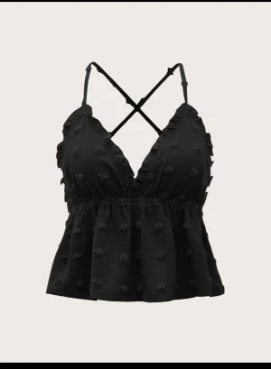 Svart topp/blus - Säljer denna fina toppen i bra skick då den inte kommer till användning😚🌸 Kontakta för frågor och lägg helst prisförslag 