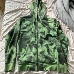 Grön Stüssy huvtröja med dragkedja M - Vintage stüssy hoodie för dig som gillar streetstyle. Storlek M och är i normal passform. Lite långa i ärmarna. 1500kr orginalpris