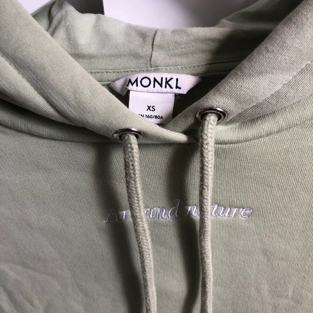 Ljusgrön hoodie med text i mycket bra skick💕Priset går att diskutera. Storleken är xs men passar mig som vanligtvis bär s.. Hoodies.