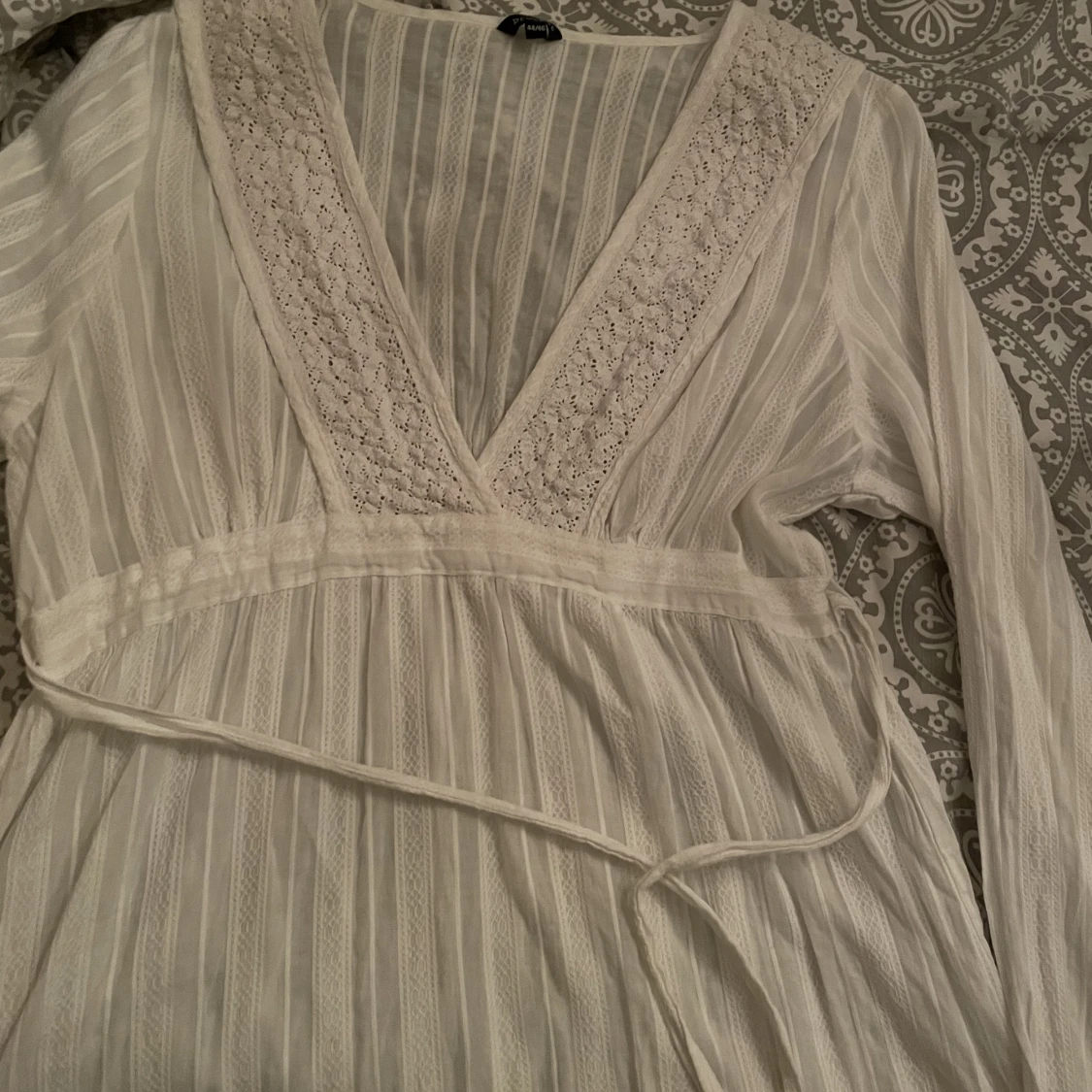 Vit blus med spets och broderi - 90