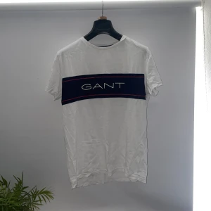 Gant Archive S/S T-Shirt W White - En gant T-shirt i bra skick i storlek S