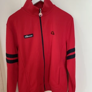 Ellesse tröja  - Använda 1 gång så i fint skick.   Size L   