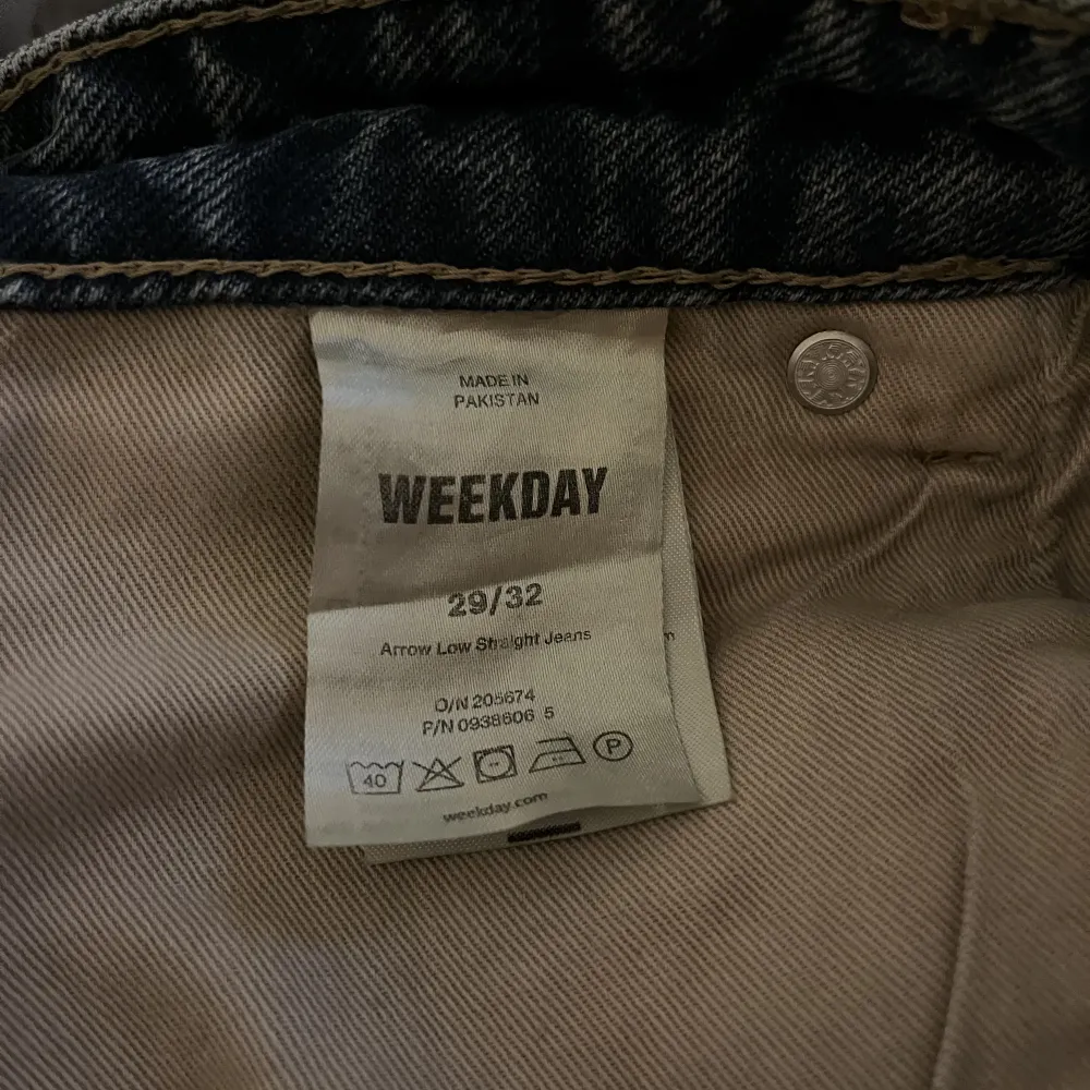Säljer ett par mörkblåa weekday jeans i storlek W29 L32, använt ett fåtal gånger! Skriv om du har funderingar . Jeans & Byxor.