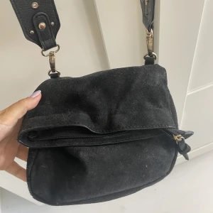 Svart axelremsväska med gulddetaljer - Svart axelremsväska med gulddetaljer från Zara säljes🖤