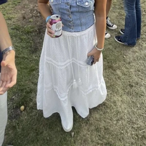 Vit långkjol - Säljer nu min supersnygga vita långkjol från Indiska! Sparsamt använd utan defekter i storlek M