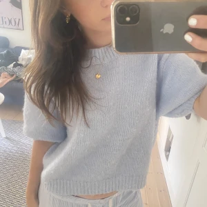 Stickad t-shirt - Säljer nu denna snygga stickade t-shirten från zara, slutsåld 