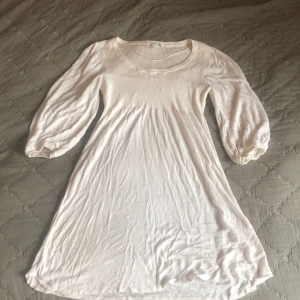 Hm klänning  - Supersöt klänn från hm som funkar som blus och beach coverup! Lite genomskinlig på nederdelen. Super mjukt tyg. Pris kan diskuteras.