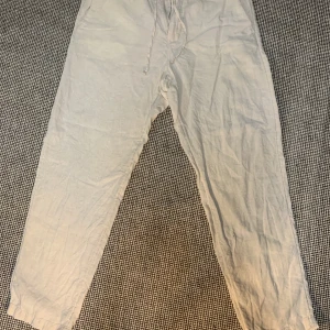 Linnebyxor Herr - Nypris är 439 kr. Byxorna är i ett mycket bra skick och de är endast använda ett fåtal gånger. VILL DU HA HEMLEVERANS BETALAR KÖPAREN FÖR FRAKTEN