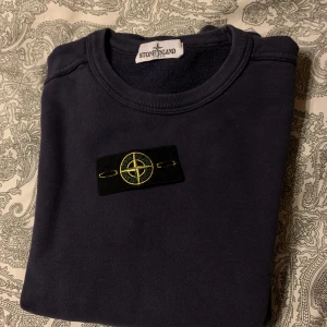 Stone island tröja - Säljer en stone island junior tröja då jag växt ur den. Är använd men väldigt bra skick över lag. Självklart äkta