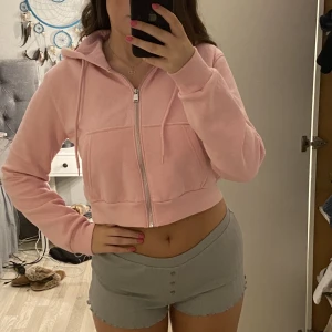 Zip-up - Rosa cropad zip up. Aldrig använd.