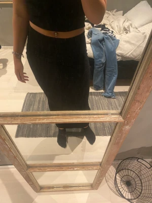 Långkjol - Säljer den populära långkjolen från gina trocot. Den köptes bara för någon vecka sedan och jag har aldig använt den. Säljer den för jag själv inte diggar modellen. Den är storlek M. 